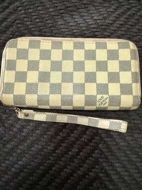 Louis Vuitton Damier Azur Checkered Wristlet Clutch in Cream & Gray dupe